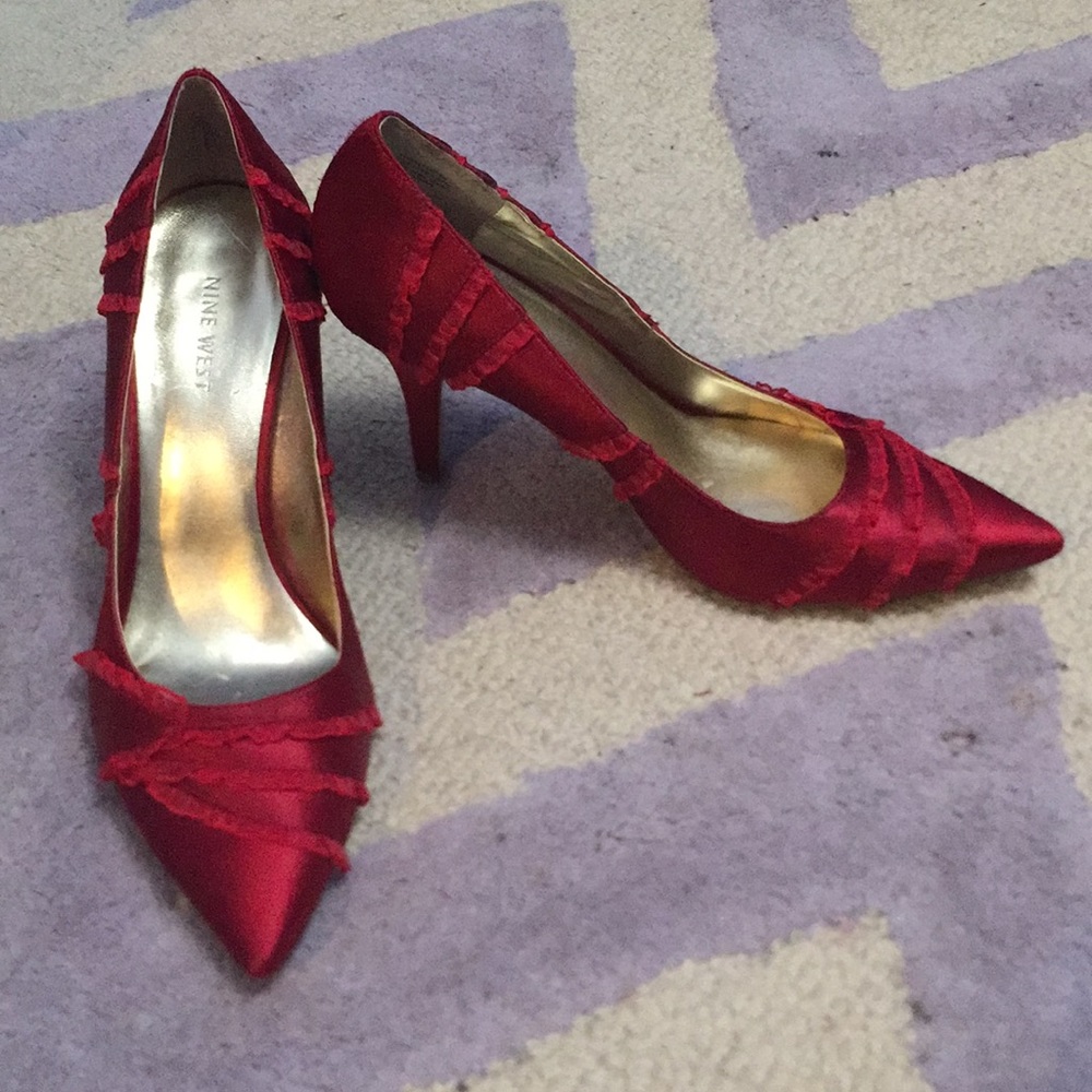 EUC Nine West Red Ruffled Pumps